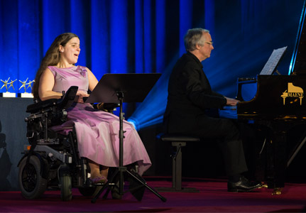 Noémie chantant aux Black Pearl Awards EURORDIS 2019