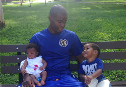  Wes com os seus filhos Kaiden e Nyomi